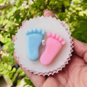 Cupcake feet candle