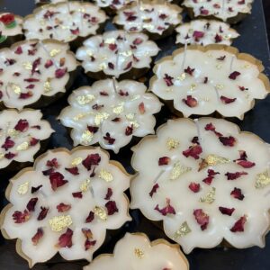 urli with Rose petals and golden flake